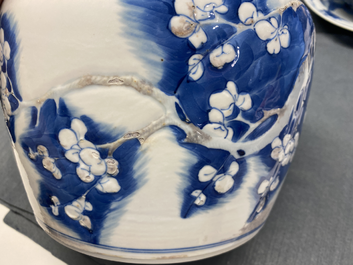 Un bol en porcelaine de Chine en bleu, blanc et rouge de cuivre, Kangxi