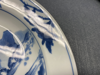 Une assiette en porcelaine de Chine en bleu et blanc de style 'Master of the Rocks', Kangxi