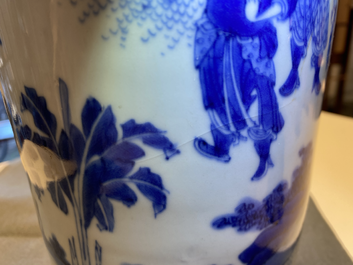 Een Chinese blauw-witte rouleau vaas met figuren in een landschap, Transitie periode