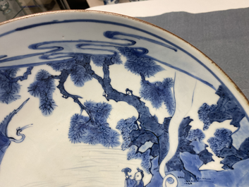 Un plat en porcelaine de Chine en bleu et blanc &agrave; d&eacute;cor d'immortels, marque Yu Tang Jia Qi, Shunzhi