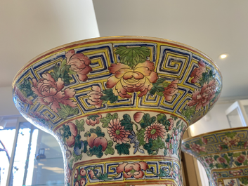 Een paar uitzonderlijk grote Chinese famille rose vazen, 19e eeuw