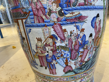 Une paire de vases de taille exceptionelle en porcelaine de Chine famille rose, 19&egrave;me