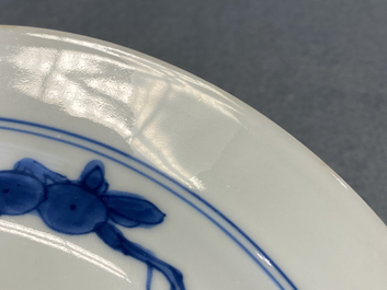 Une assiette en porcelaine de Chine en bleu et blanc de style 'Master of the Rocks', Kangxi