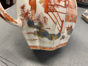 Une paire de grandes th&eacute;i&egrave;res couvertes en porcelaine de Chine de style Imari, Kangxi