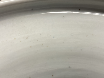 Un vase de forme poireau en porcelaine de Chine en bleu et blanc &agrave; d&eacute;cor d'immortels, Kangxi