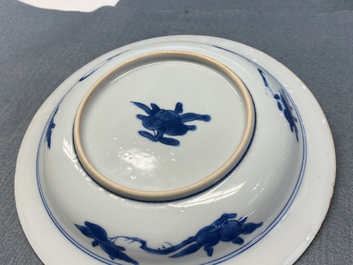 Une assiette en porcelaine de Chine en bleu et blanc de style 'Master of the Rocks', Kangxi