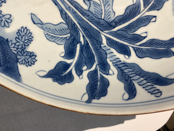 Un plat en porcelaine de Chine en bleu et blanc &agrave; d&eacute;cor d'un qilin, marque Yu Tang Jia Qi, Shunzhi