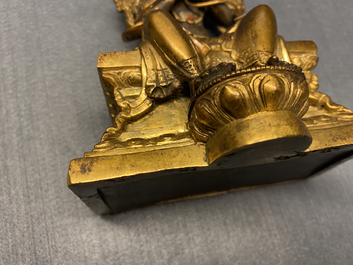 Een Chinese vergulde bronzen figuur van Boeddha, 18/19e eeuw