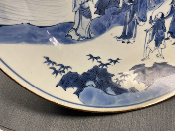 Un plat en porcelaine de Chine en bleu et blanc &agrave; d&eacute;cor d'immortels, marque Yu Tang Jia Qi, Shunzhi