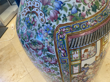 Une paire de vases de taille exceptionelle en porcelaine de Chine famille rose, 19&egrave;me