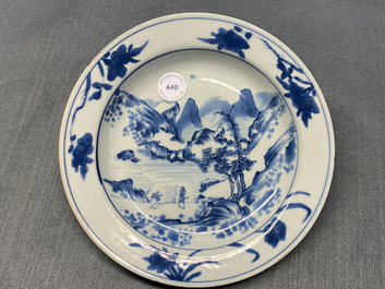 Une assiette en porcelaine de Chine en bleu et blanc de style 'Master of the Rocks', Kangxi