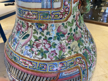 Une paire de vases de taille exceptionelle en porcelaine de Chine famille rose, 19&egrave;me