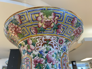 Une paire de vases de taille exceptionelle en porcelaine de Chine famille rose, 19&egrave;me