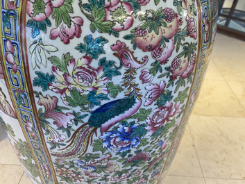 Une paire de vases de taille exceptionelle en porcelaine de Chine famille rose, 19&egrave;me