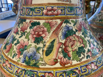 Une paire de vases de taille exceptionelle en porcelaine de Chine famille rose, 19&egrave;me