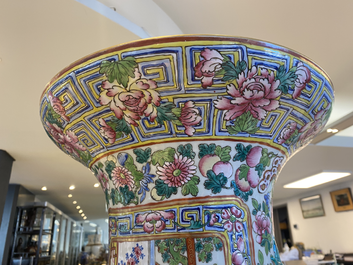 Une paire de vases de taille exceptionelle en porcelaine de Chine famille rose, 19&egrave;me