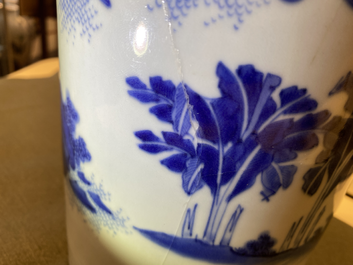 Un vase de forme rouleau en porcelaine de Chine en bleu et blanc, &eacute;poque Transition