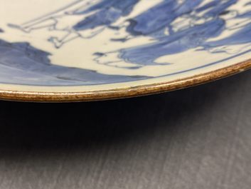 Un plat en porcelaine de Chine en bleu et blanc &agrave; d&eacute;cor d'immortels, marque Yu Tang Jia Qi, Shunzhi