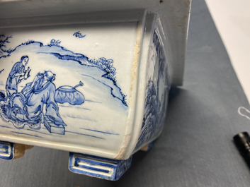 Une jardini&egrave;re de forme rectangulaire en porcelaine de Chine en bleu et blanc, Kangxi/Yongzheng