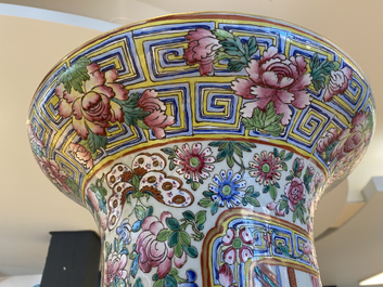 Une paire de vases de taille exceptionelle en porcelaine de Chine famille rose, 19&egrave;me