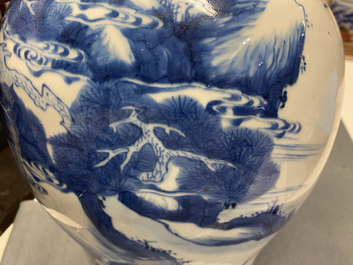 Une paire de vases en porcelaine de Chine en bleu et blanc, Kangxi