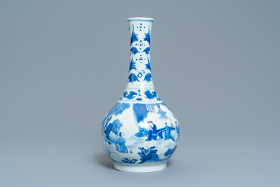 Een Chinese blauw-witte flesvormige vaas met figuren in een landschap, Transitie periode