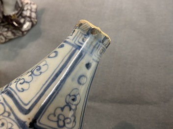 Een Chinese flesvormige blauw-witte octagonale vaas met floraal decor, Hongwu