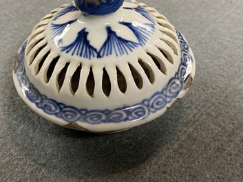 Een Chinese blauw-witte opengewerkte dubbelwandige theepot met deksel, Transitie periode