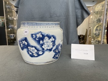 Un bol en porcelaine de Chine en bleu, blanc et rouge de cuivre, Kangxi