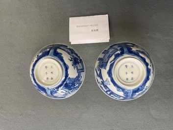 Une paire de bols en porcelaine de Chine en bleu et blanc &agrave; d&eacute;cor de sc&egrave;nes du 'Xi Xiang Ji', Kangxi