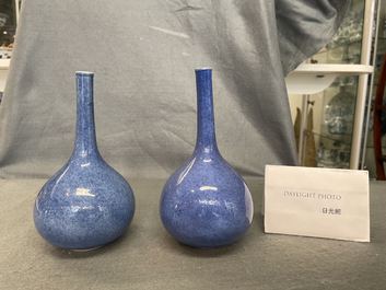 Une paire de vases de forme bouteille en porcelaine de Chine bleu poudr&eacute; monochrome, Kangxi