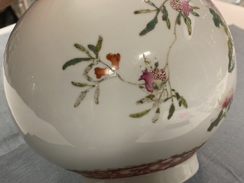 Un vase de forme bouteille en porcelaine de Chine famille rose, marque de Hongxian, R&eacute;publique