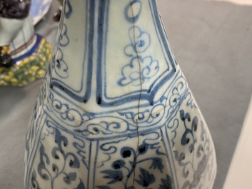 Een Chinese flesvormige blauw-witte octagonale vaas met floraal decor, Hongwu