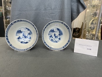 Une paire de bols en porcelaine de Chine en bleu et blanc &agrave; d&eacute;cor de sc&egrave;nes du 'Xi Xiang Ji', Kangxi