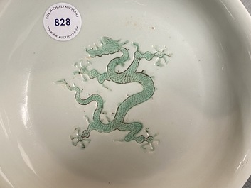 Een Chinese schotel met ingekrast en groen-geglazuurd drakendecor, Hongzhi merk, Ming