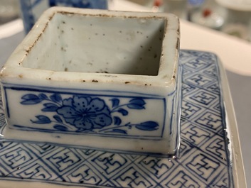 Une paire de vases couverts en porcelaine de Chine en bleu et blanc, Kangxi