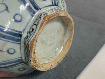 Un vase de forme bouteille octagonale en porcelaine de Chine en bleu et blanc, Hongwu