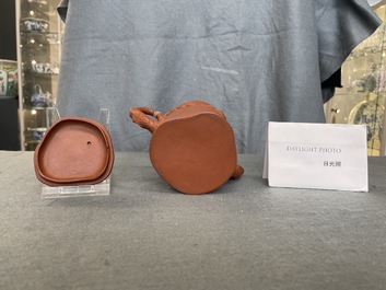 Une th&eacute;i&egrave;re couverte en gr&egrave;s de Yixing en forme de branche, Chine, 18/19&egrave;me