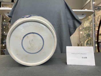 Un bol en porcelaine de Chine en bleu, blanc et rouge de cuivre, Kangxi