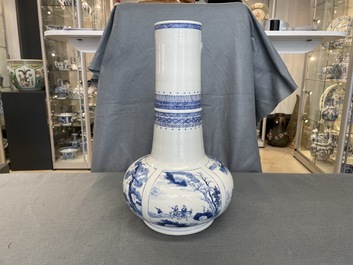 Een Chinese flesvormige blauw-witte vaas, Chenghua merk, Kangxi