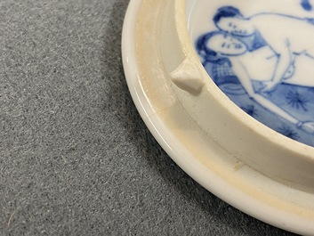 Une bo&icirc;te couverte en porcelaine de Chine &agrave; sujet &eacute;rotique, Kangxi