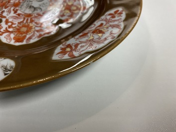 Six assiettes en porcelaine de Chine en rouge de fer et grisaille &agrave; fond brun capucin, Qianlong