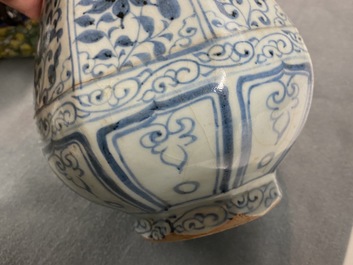 Een Chinese flesvormige blauw-witte octagonale vaas met floraal decor, Hongwu