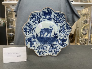 Een zeldzame Chinese blauw-witte lotusvormige schotel met een luipaard, Kangxi
