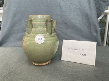 Een Chinese Longquan celadon urne met vijf tuiten, Song
