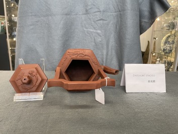 Une th&eacute;i&egrave;re couverte en gr&egrave;s de Yixing, Kangxi