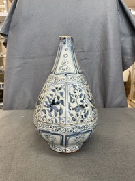 Een Chinese flesvormige blauw-witte octagonale vaas met floraal decor, Hongwu