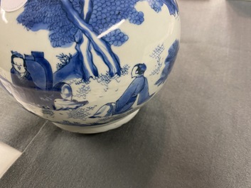 Een Chinese flesvormige blauw-witte vaas met figuren in een landschap, Transitie periode