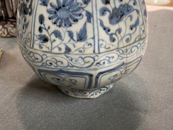 Un vase de forme bouteille octagonale en porcelaine de Chine en bleu et blanc, Hongwu