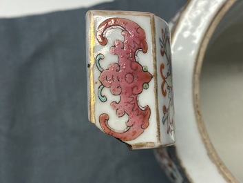 Un br&ucirc;le-parfum tripod en porcelaine de Chine famille rose &agrave; d&eacute;cor 'bajixiang', marque et &eacute;poque de Daoguang